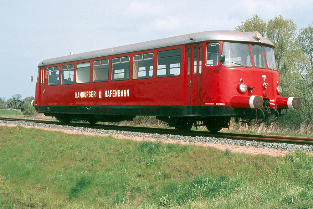 https://www.eisenbahnfotograf.de/datei/Mai 1981/920226 HB VT4.42 Finkenwerder 4.5.81.jpg